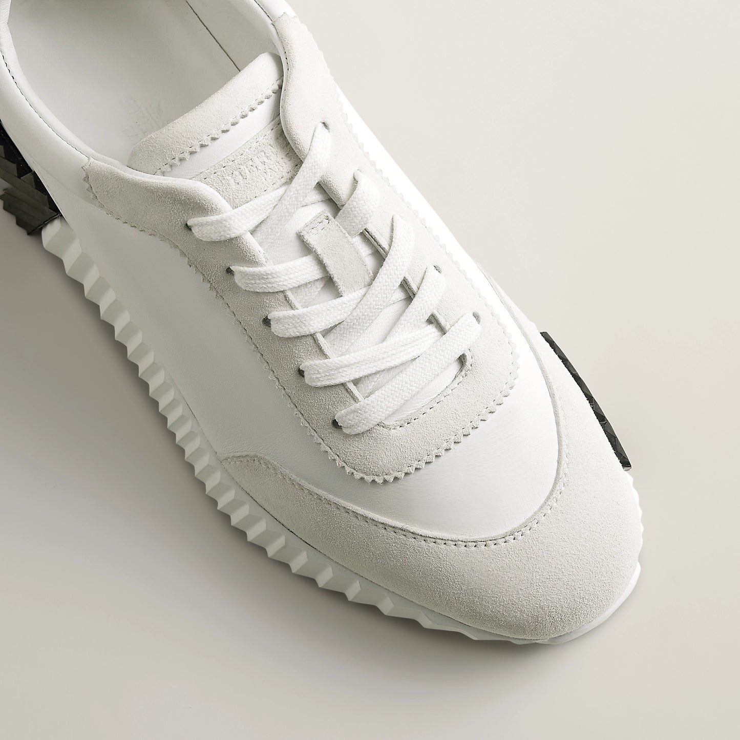 HRMS H Bouncing White/Carbon Signature